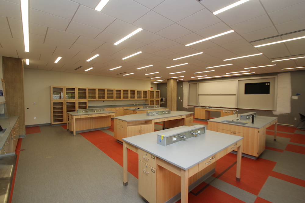 A lab in HCC's new Center for Life Sciences